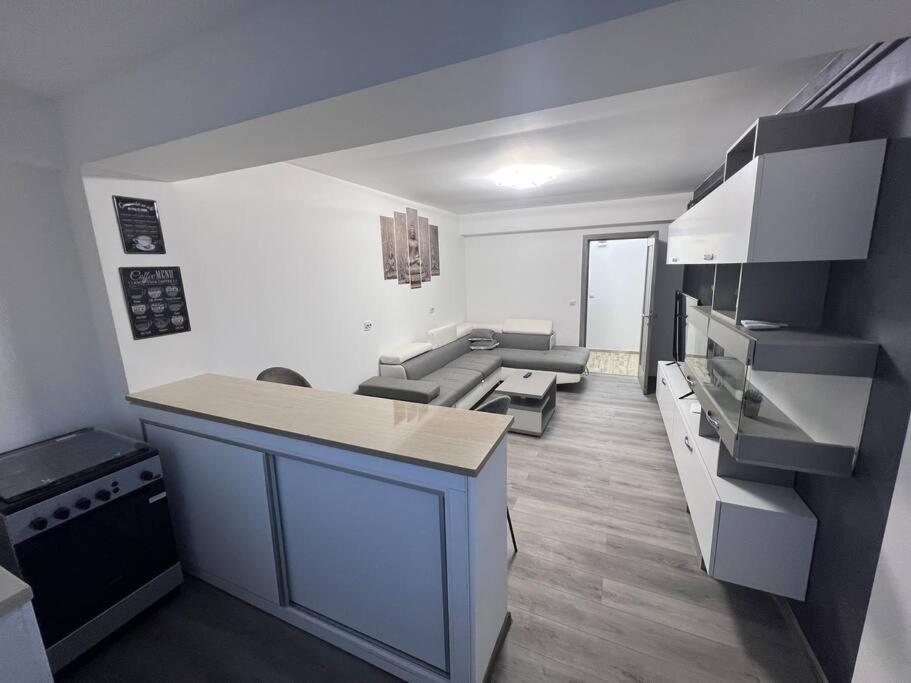 Lovely Flat With Bathtub 5 Mins From Center Craiova Bagian luar foto