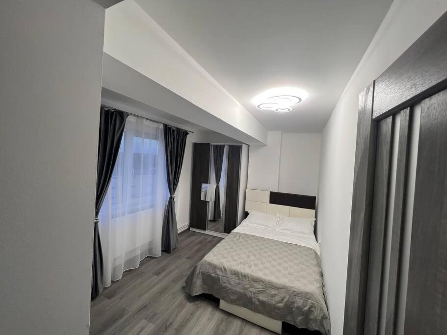 Lovely Flat With Bathtub 5 Mins From Center Craiova Bagian luar foto