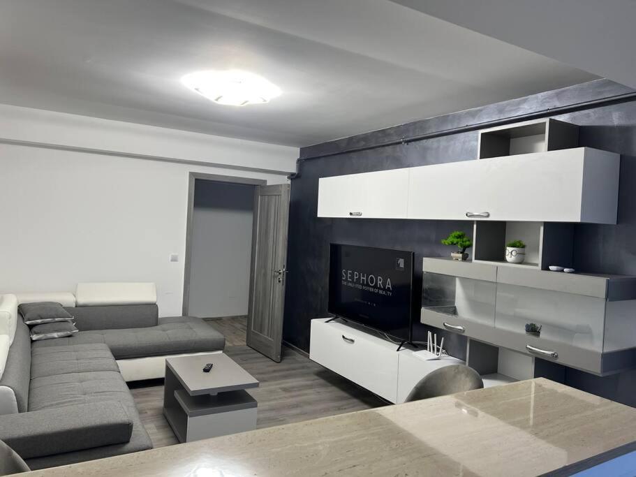 Lovely Flat With Bathtub 5 Mins From Center Craiova Bagian luar foto