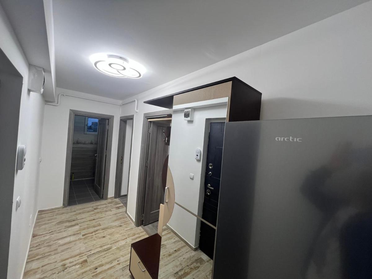 Lovely Flat With Bathtub 5 Mins From Center Craiova Bagian luar foto