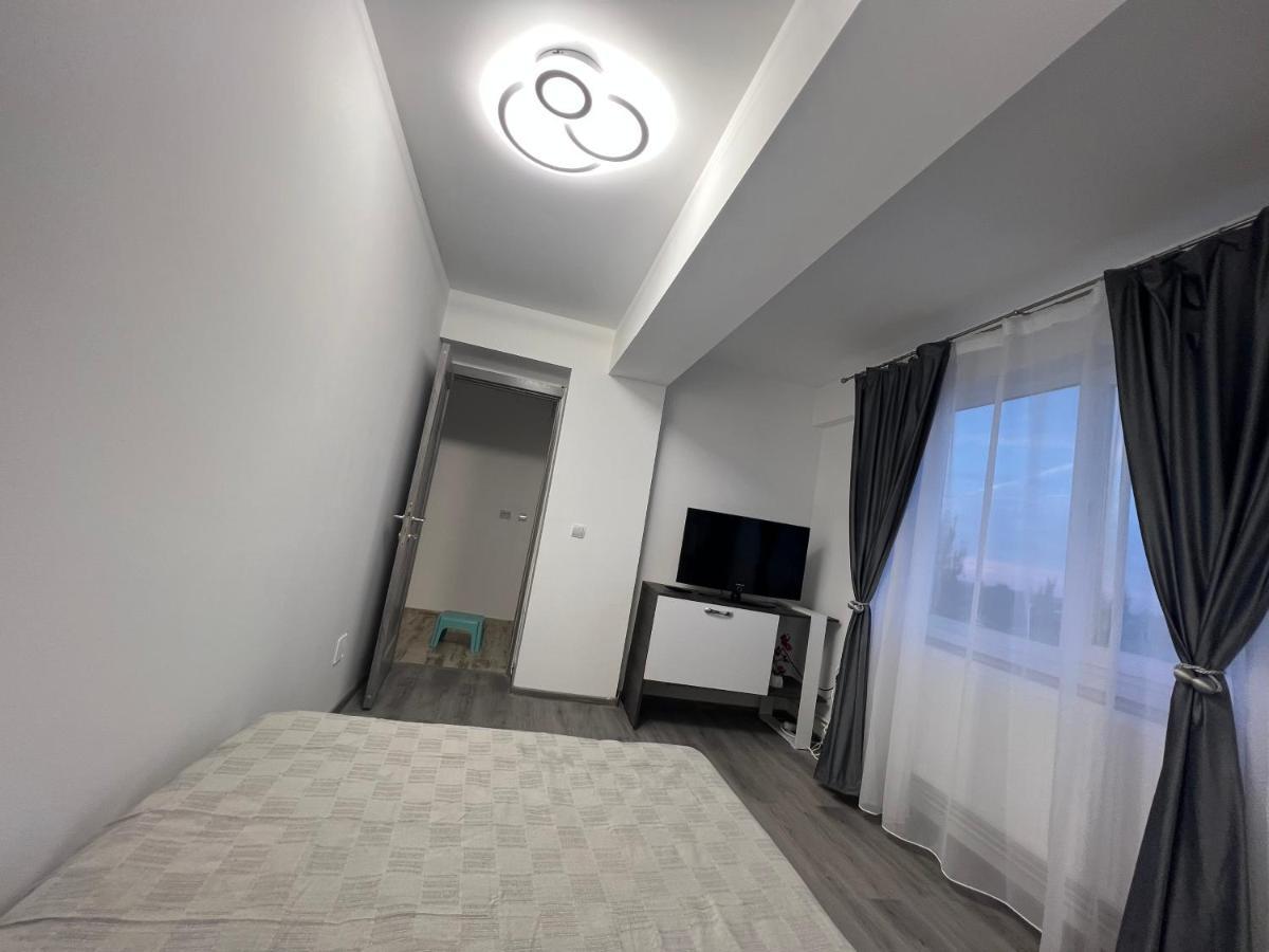 Lovely Flat With Bathtub 5 Mins From Center Craiova Bagian luar foto